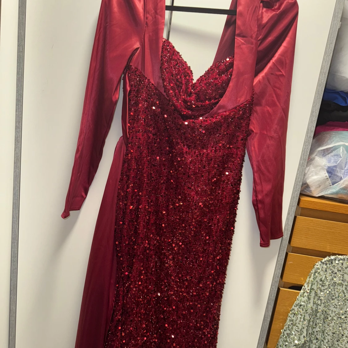 Vinröd glittrig långklänning L - 3