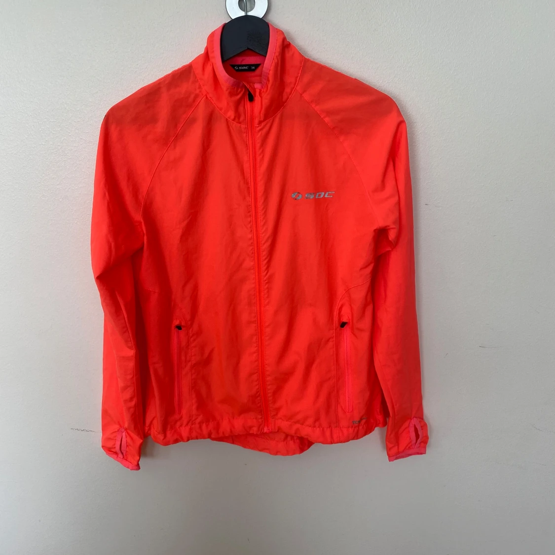 Neon orange vindjacka från SOC