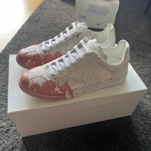 Maison Margiela gats paint splatter - Storlek 40 fits 41! Helt nya kommer med alla tillbehör! Hör av er vid intresse!