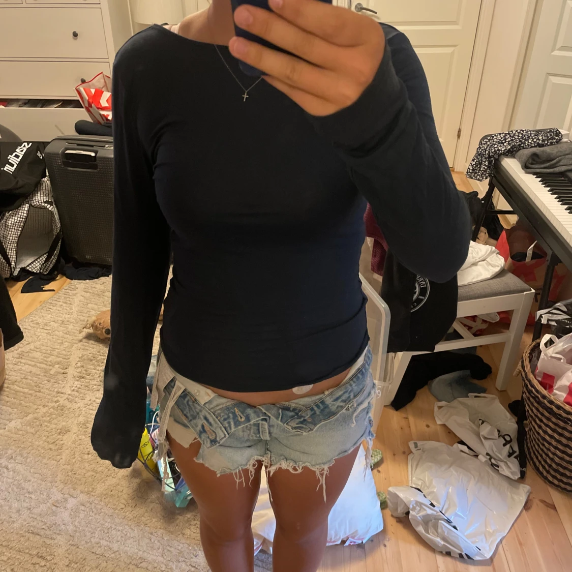 Svart långärmad topp med djup rygg