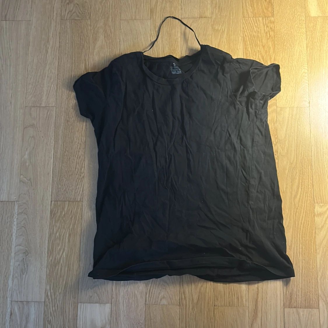 Svart basic t-shirt från KappAhl