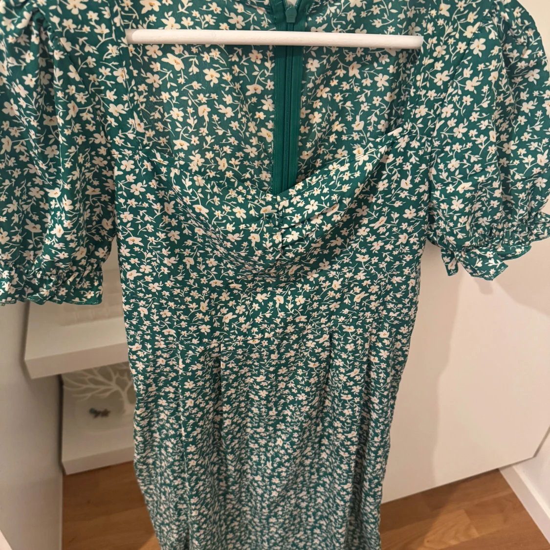 Grön blommig klänning med puffärm