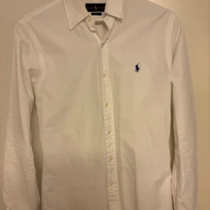 Vit Skjorta Ralph Lauren - Lite använd men fortfarande väldigt bra skick. Nypris 1600