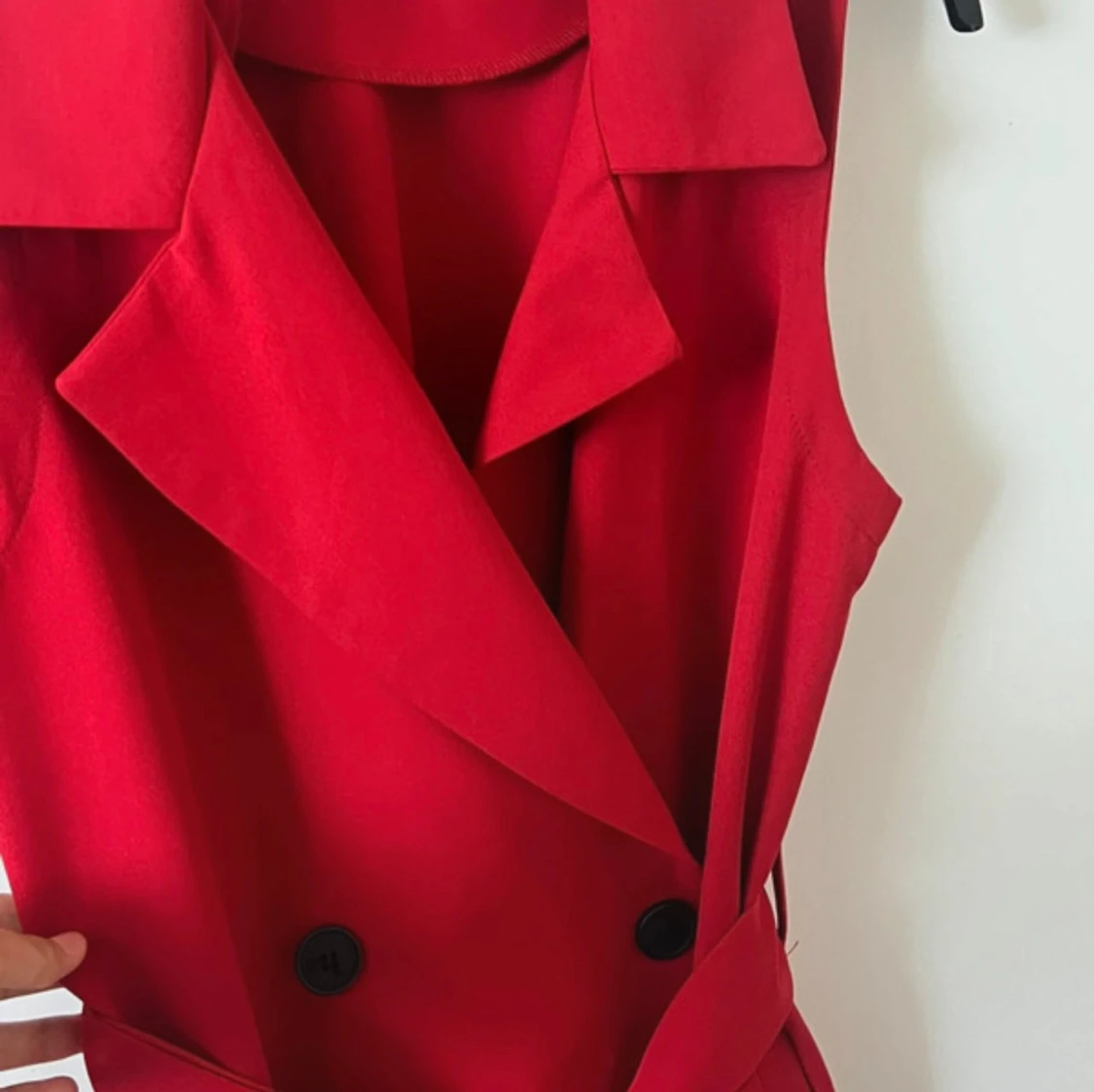 Röd ärmlös kappa med bälte - 1