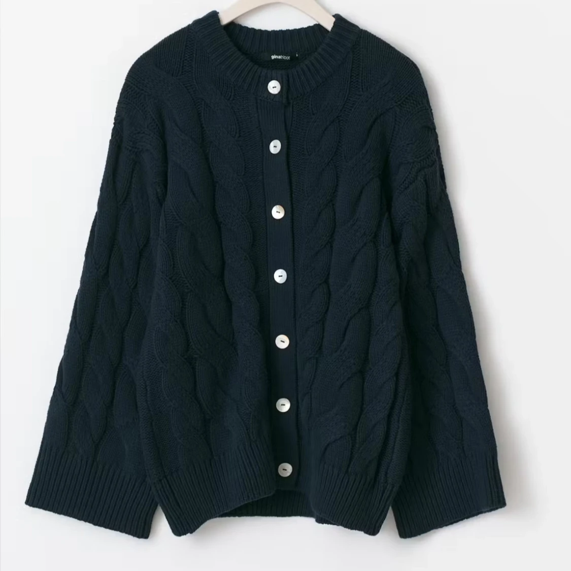 Mörkblå kabelstickad kofta med knappar