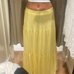 Gul långkjol - Säljer en superfin gul långkjol med volangdetaljer. Priset går att diskutera. 