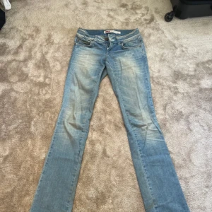 Lågmidjade jeans från ONLY - Bootcut jeans fr only i stl 32/34. Ända slitningen är ned på jeansen men är inget märkvärdigt. 