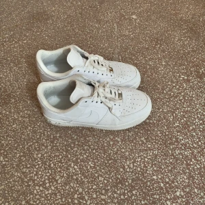 Air force 1  - Säljer mina air force 1 då de inte kommer till användning längre. Storlek 42,5 men passar även 41! Skorna har inte användts så mycket, kan förmodligen tvättas och se rena ut igen. Priset kan diskuteras! Skriv för mer frågor 😊