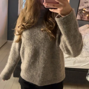 Stickad tröja  - As snygg och slutsåld stickad tröja ifrån H&M💖