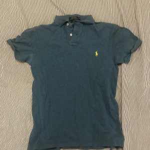 Blå pikétröja från Ralph Lauren och en skjorta från ralph lauren, båda för 500kr! - Piketröja från ralph lauren, storlek medium