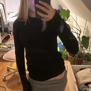 Svart stickad tröja från Amisu XS - En svart tröja som är köpt på new Yorker. Säljer eftersom den nästan aldrig kommit till användning. Tröjan är i ett väldigt bra skick💗