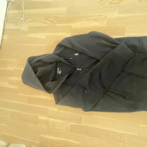 Marinblå hoodie från Ralph Lauren - Marinblå hoodie från Ralph Lauren med klassisk huva och snörning. Tröjan har en liten broderad logga på bröstet och en half zip-dragkedja. Perfekt för en chill och avslappnad stil. Mjuk bomullskänsla och långärmad modell. Stl S köpt i New York billigt pris finns även byxor och hoodie i min profil!