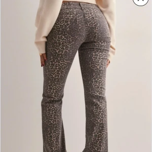 Leopardmönstrade bootcut jeans från Nelly - Snygga bootcut jeans leopardmönster från Nelly, helt slutsålda. Säljs då de inte kommer till användning, max använda ca 5/6 gånger 🥰 storlek 36/38 