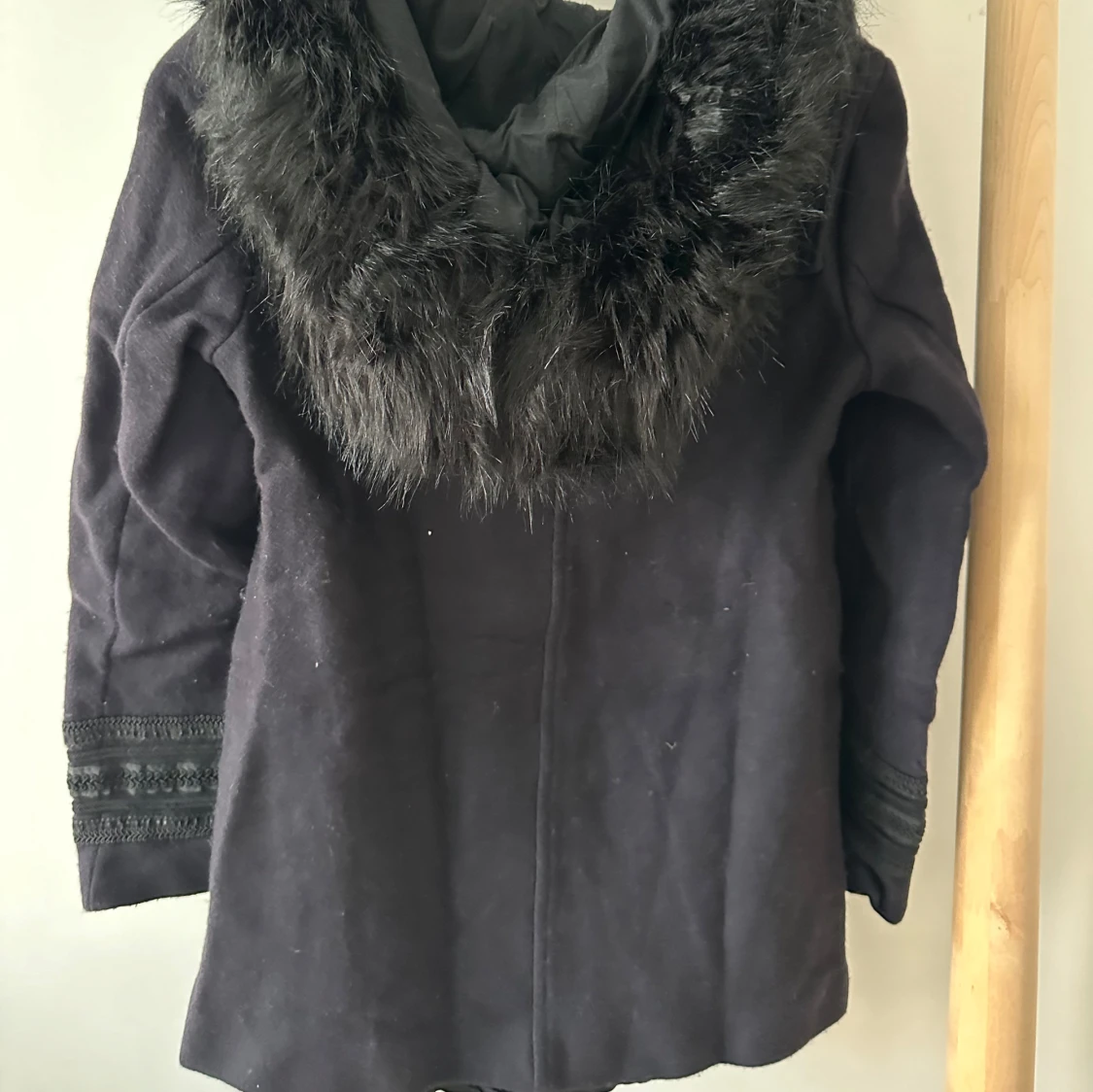 Svart kappa med fuskpäls från Zara - 1