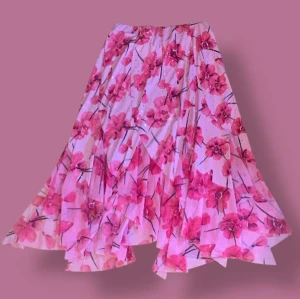 Rosa långkjol - Långkjol i rosa med blommor och glittriga paljetter.