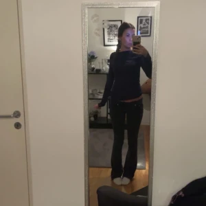 Svarta low waist jeans - Säljer ett par svarta low waist jeans från lager 157. har sytt om dom själv så dom är low waist (sytt med en symaskin så byxorna håller bra). Dom är storlek S och är helt perfekta för en casual look. Säljer då jag inte använder dom längre❣️