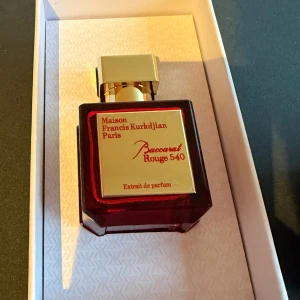 Baccarat Rouge 540 Extrait de Parfum - Lyxig parfym från Maison Francis Kurkdjian, Baccarat Rouge 540 Extrait de Parfum. Flaskan är fyrkantig i rött glas med guldfärgad etikett och lock. Kommer i elegant röd kartong med gulddetaljer. En ikonisk doft med exklusiv känsla. Köpt i Turkiet 