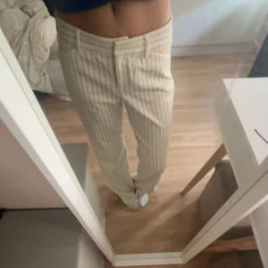 Randiga beige kostymbyxor - Snygga beige kostymbyxor