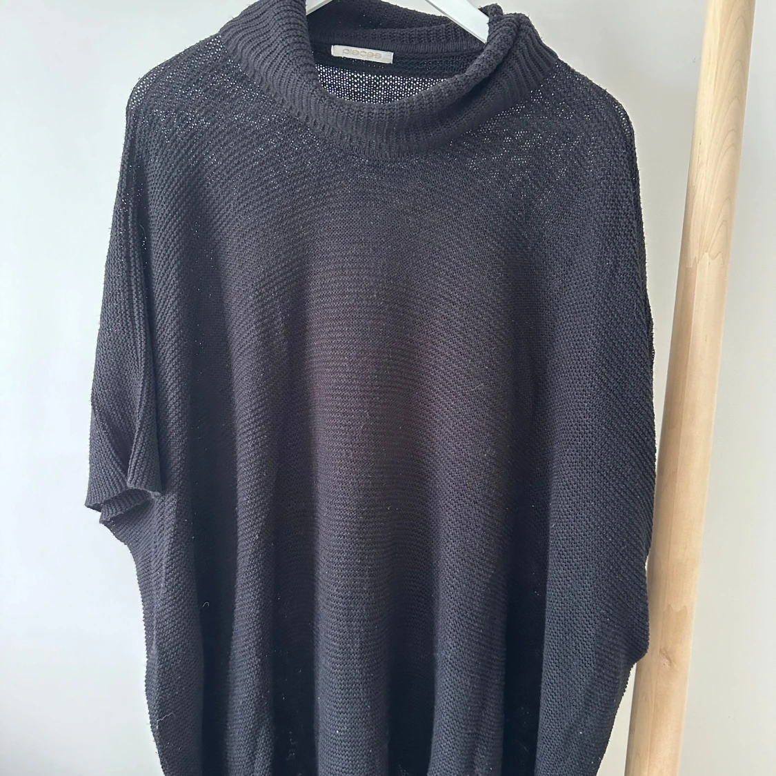 Svart stickad polotröja från Pieces