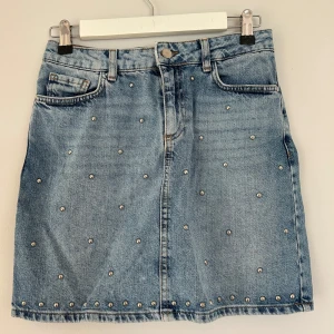 Jeanskjol med nitar - Jag säljer denna jeanskjol från Mango i storlek S. Är i en fin blå färg och i ett gott skick🌼