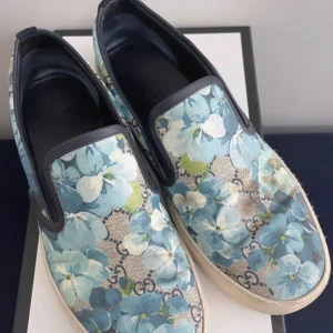 Gucci slip ons - Sommarens fetaste slip ons ? Svar ja  Säljer nu dessa gucci slip ons i size 9 dvs 43 riktigt sjuk sko i den limiterade designen Bloom verkligen en sko som sticker ut nu i sommar og box tillkommer 8/10 cond väldigt fina men finns tecken av användni