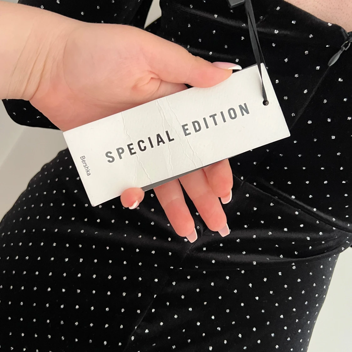 Svart prickig sammetsklänning S - 4