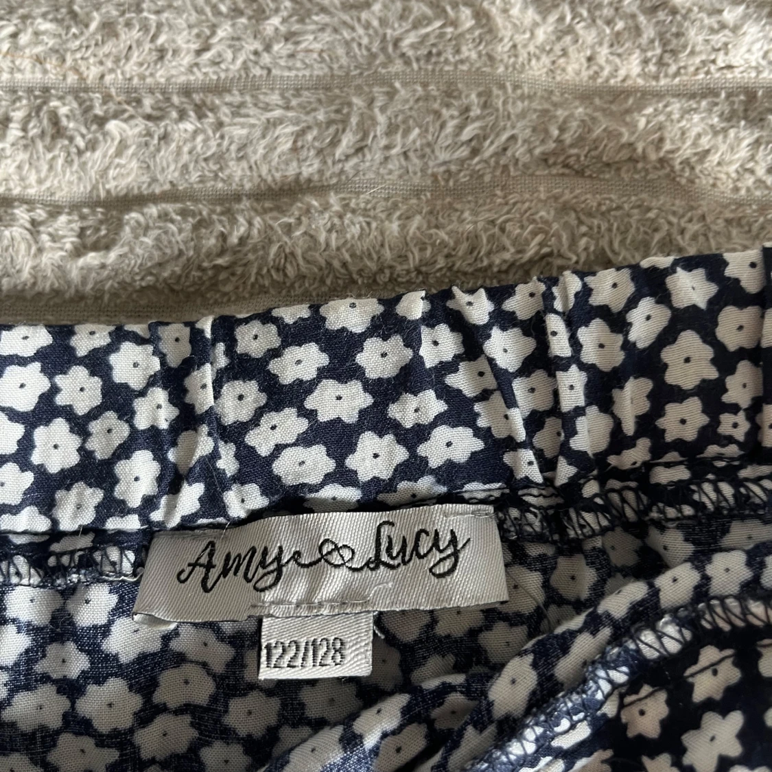 Söt mörkblå kjol med vita blommor - 2