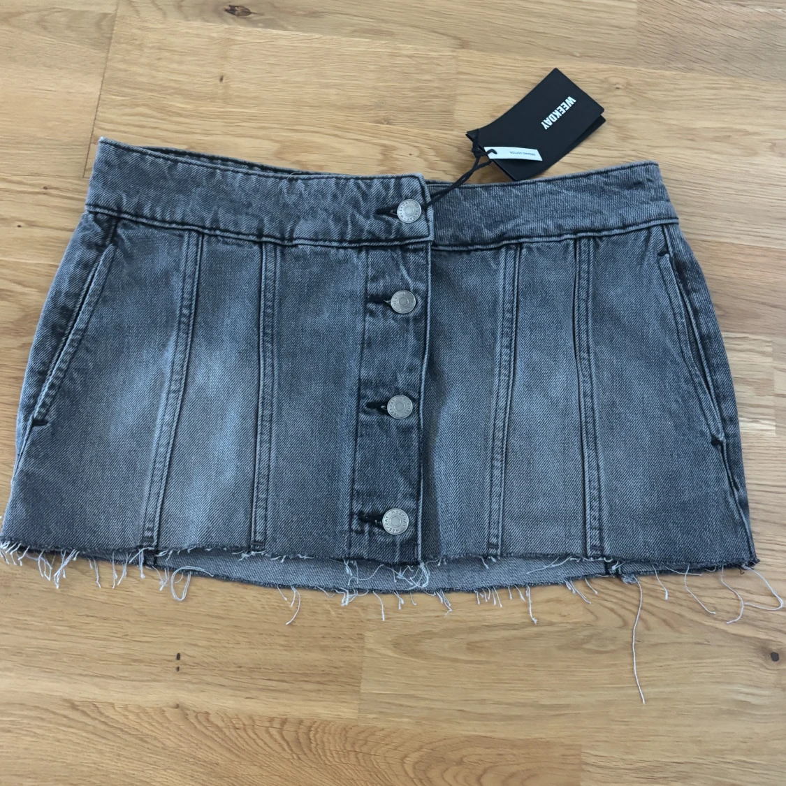 Grå mini jeanskjol från Weekday, strl 38