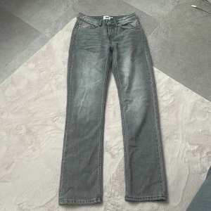 Grå jeans från 157 med raka ben - Snygga jeans från lager!! Storleken är XSS men sitter som en XS eller S. 