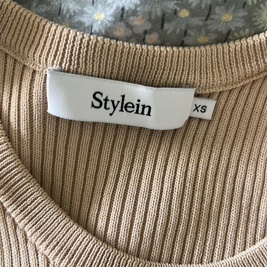 Beige ribbad linnetopp från Stylein - 2