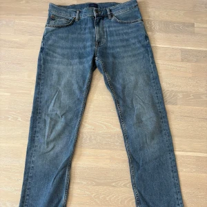 Blåa GANT jeans i Arley Regular fit - Jag säljer mina galet snygga blå Gant jeans i modellen Arley Regular/slim. Knappast använda och kommer inte till användning . Jeansen har en perfekt passform som kan användas för alla olika tillfällen. 