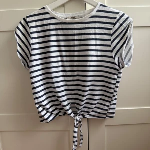 Randig topp ZARA - Säljer min söta blå vit randiga topp från ZARA i storlek S💙säljer pga den blev för liten. Skriv gärna om ni har frågor💞