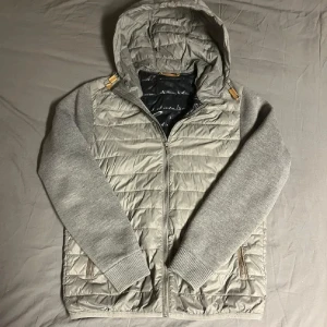 Grå cardigan från Massimo Dutti M - Galet eftertraktad cardigan från Massimo dutti som inte säljs längre ‼️ skick: 9/10 endast använd 3-4 gånger storlek M men passar även som en S  vid någon fundering är de bara att skriva 🤝pris ej hugget i sten 