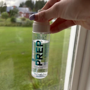 Technic Prep Set & Finish Setting Spray - Prep Set & Finish Setting Spray från Technic är en genomskinlig face mist med hyaluronsyra. Kommer i en smidig plastflaska på 100 ml med vit spraykork. Perfekt för att fixera sminket och ge en fräsch känsla hela dagen.