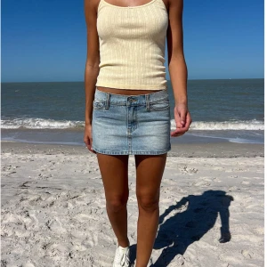 Brandy Melville jeanskjol  - Säljer denna fina jeanskjol från brandy melville, aldrig använd endast testad! Jättefin men satt bara inte bra på mig. Storleken är onesize men passa xs,s och en mindre m. Kostar €30 på hemsidan + frakt!
