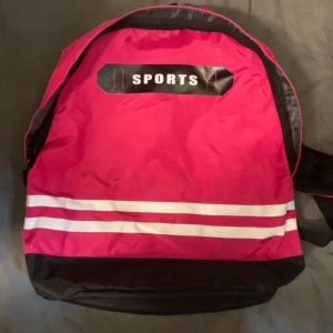 Barn väskor  - 4 olika barn väskor  , mycket bra skick 50kr st 