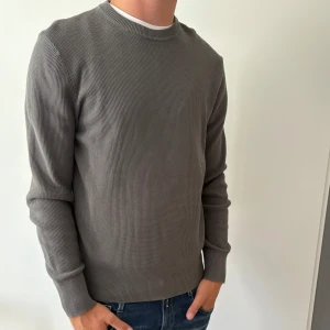 Grå sweatshirt tröja från Zara - Snygg grå tröja från Zara med rund halsringning och lång ärm. Denna tröjan är otroligt stilren, skön och passar perfekt. Snygg färg som passar till allt! 