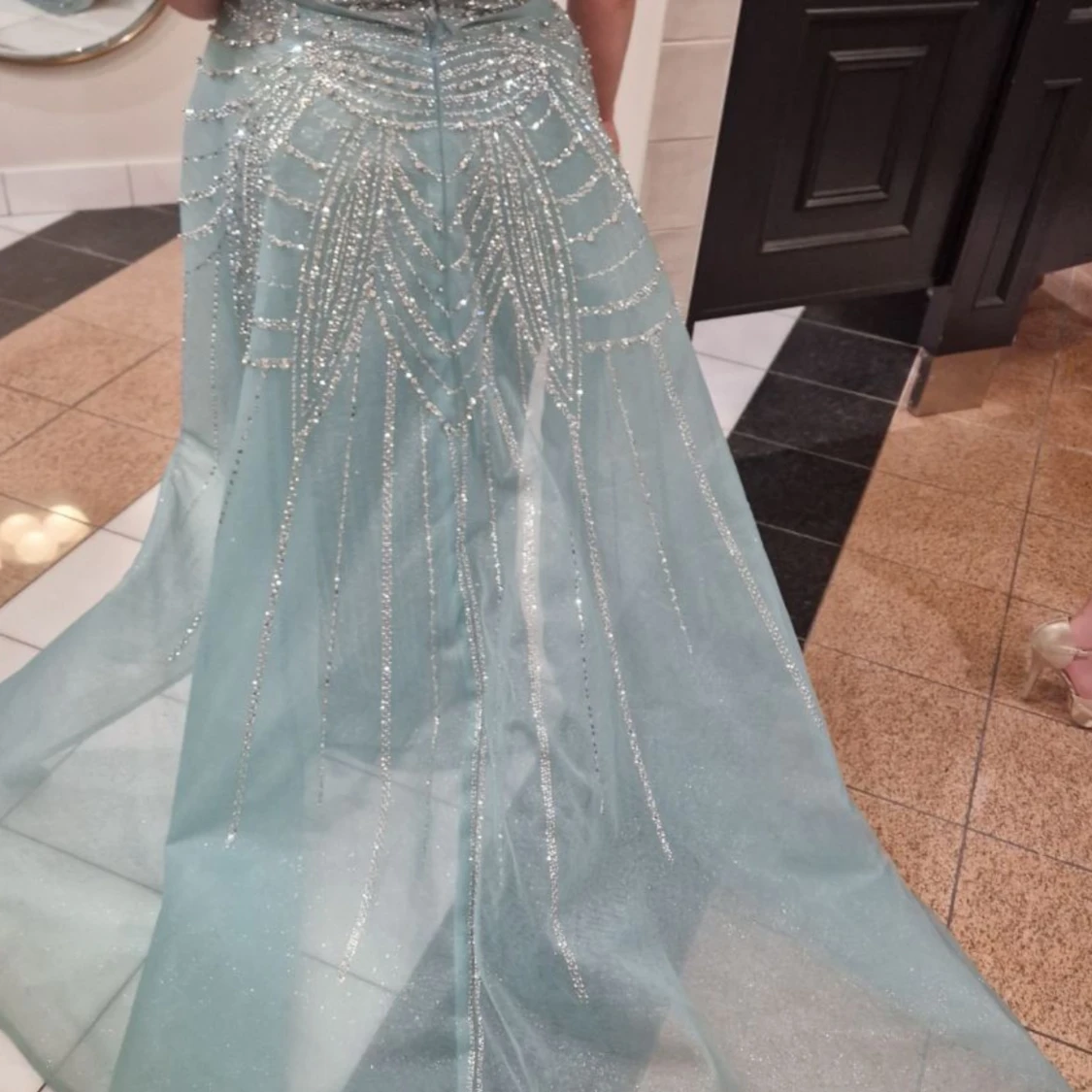 Ljusblå glittrig festklänning med släp - 3