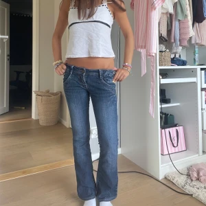 Lågmidjade bootcut jeans - Jättesnygga utsvängda lowwaist jeans köpta secoundhand wow❤️❤️ nån centimeter för korta på mig som är 166, hade passat nån lite kortare perfekt!! Midja rakt över 35cm