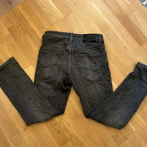 Jack & Jones jeans, modell tim-slim/straight fit - W28 L30, gråa Jack & Jones jeans. Mycket bra skick, använda varsamt i 3 månader. Perfekta för skolstarten i höst. Stilrena och passar till många outfits. Nypris 749kr. Vid frågor är det bara att skriva!