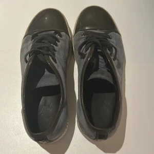 Lanvins - Stilrena skor från Lanvin, passar bäst på 42. Skicket är som nytt. Skriv om ni har frågor!
