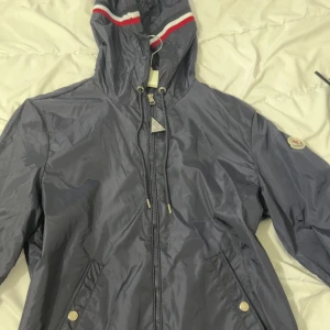 Blå Moncler windbreaker - Helt ny aldrig använd om du vet du vet varför den är billig