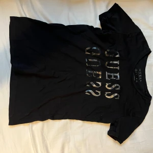 Svart guess T-shirt - Svart T-shirt från guess