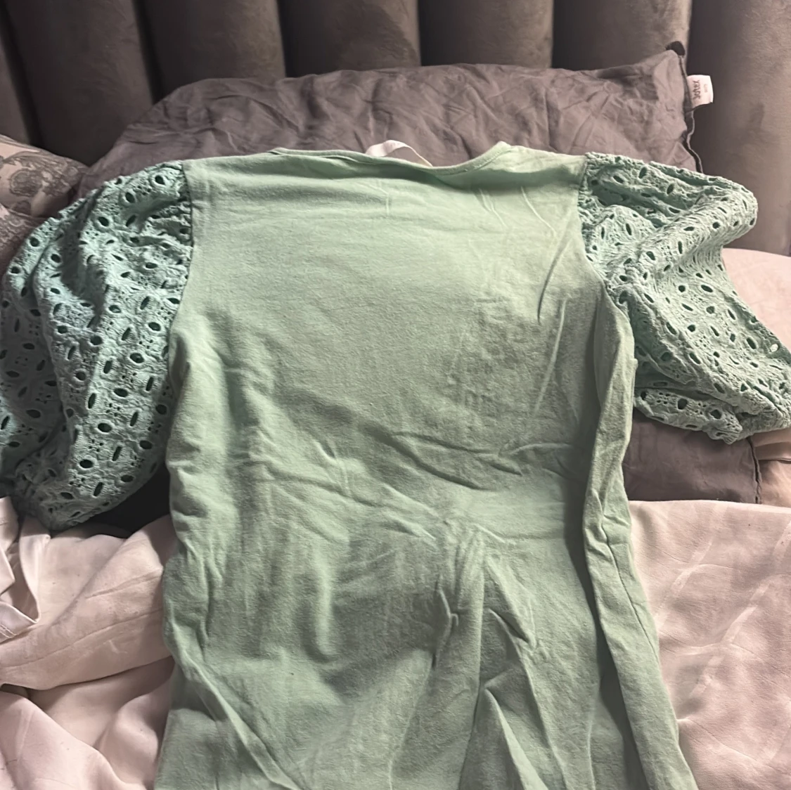 Mintgrön blus med puffärmar XS - 1