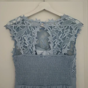 Balklänning👗💗 - Endast använd en gång! Helt ny! Syns inte ens att jag haft den💗Man känner sig lite som askungen i den🥰👑 NYPRIS: 900kr 