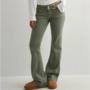 Nelly jeans - Säljer mina gröna Nelly jeans, så snygga men har för många jeans💕i nyskick