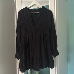 Svart kort klänning från Zara - Jättefin klänning som går att klä upp och klä ned!!! Strl: S