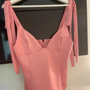 Rosa omlottopp med knyt från Zara - Supersnygg rosa topp på Zara som inte säljs längre 🥰toppen är ny med prislapp så inte använd alls 💕storlek M