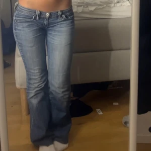 Jeans - Jättesnygga jeans som passar mig som är 158❣️de har dock fåtal små hål, men inget man tänker på när de är på🥰de är även insydda vid låren, vilket man kan sprätta om man vill o ja e osäker på storlek, fråga innan du köper, innerbenslängd- ca 73cm