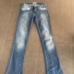 Lee Bell bootcut jeans blå W25 L33 - Snygga vintage bootcut jeans från Lee i modellen Bell, med klassisk blå tvätt. Har ingen bild på dem på mig eftersom dem är för små för mig men dem sitter som sista bilden eftersom det är samma modell. 